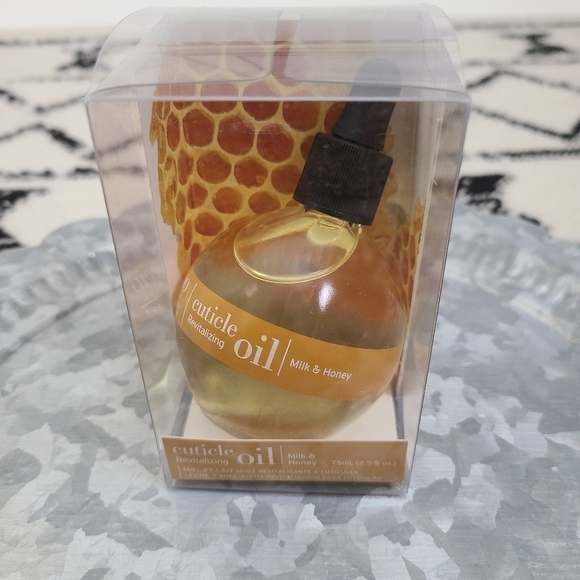 ⭐️40% Off⭐️ Cuccio Milk & Honey Manicure Cuticle Revitalizing Oil - Picture 2 of 5